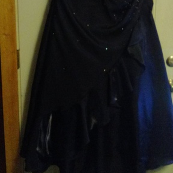 bEAUTIFUL fORMAL DRESS - Picture 2 of 4